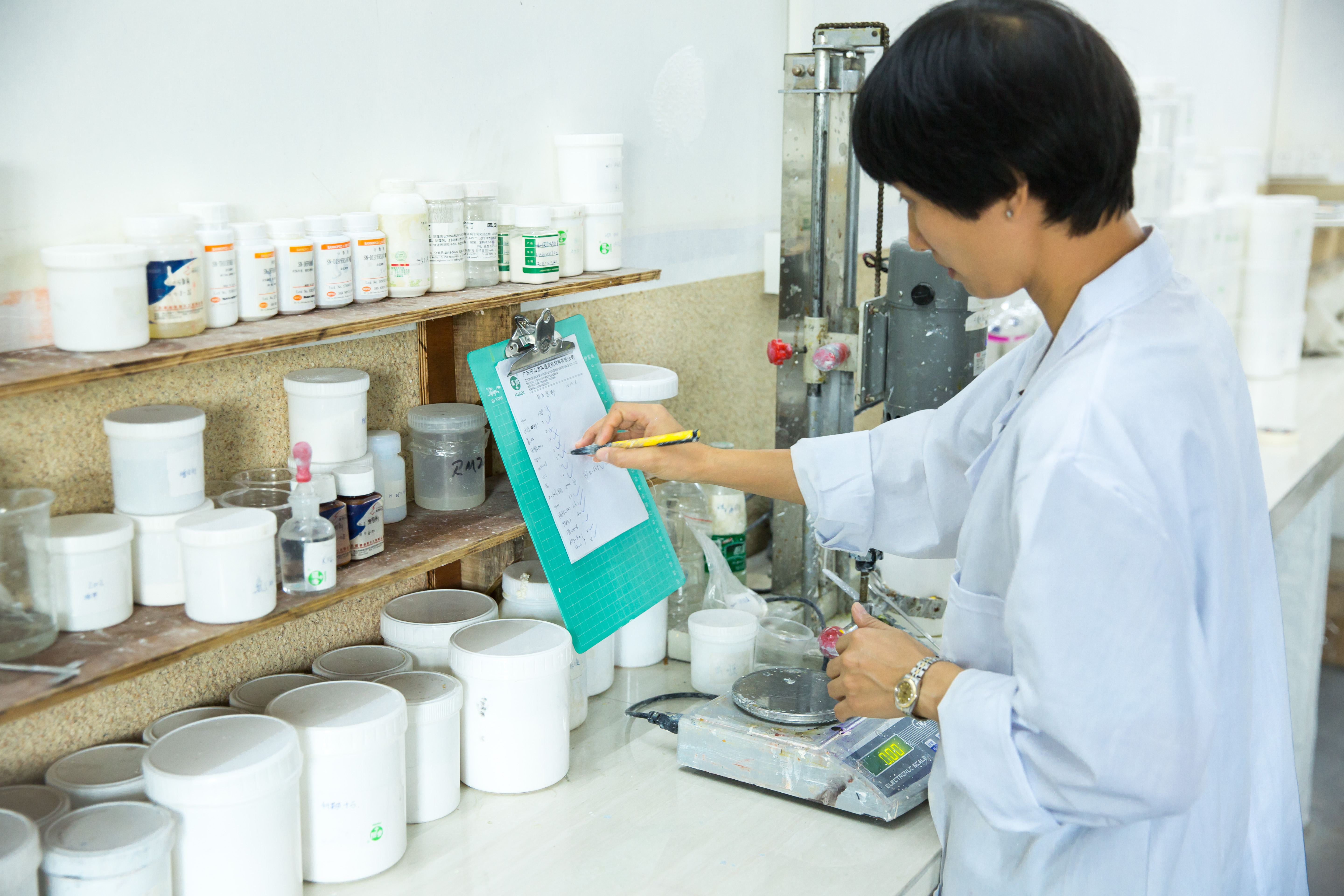 华图涂料质检车间